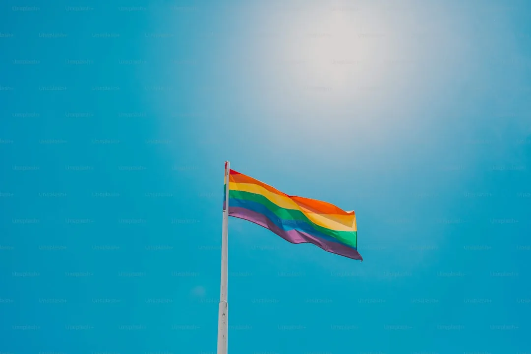 Un drapeau sur un poteau