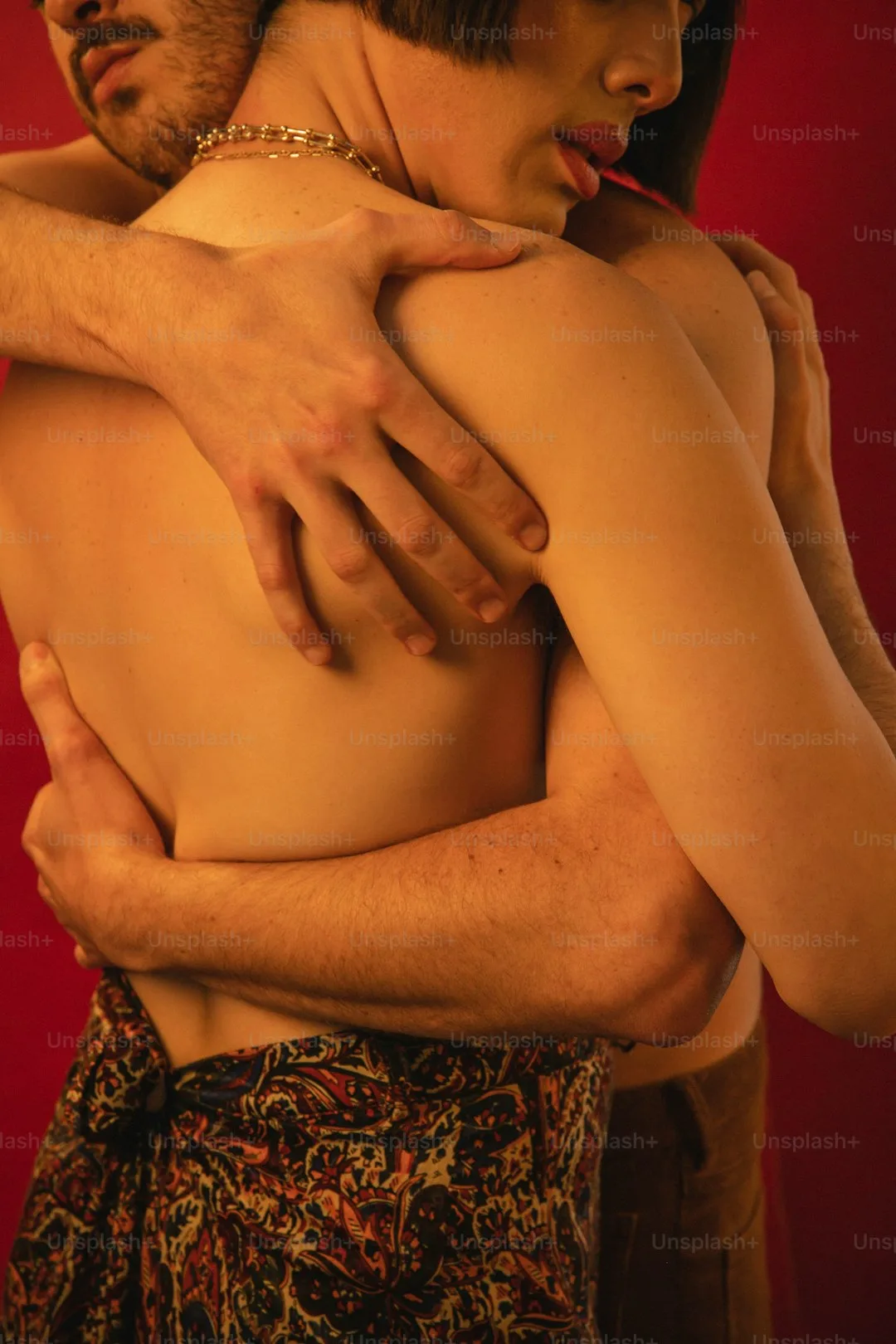 Un couple de personnes qui s&rsquo;étreignent