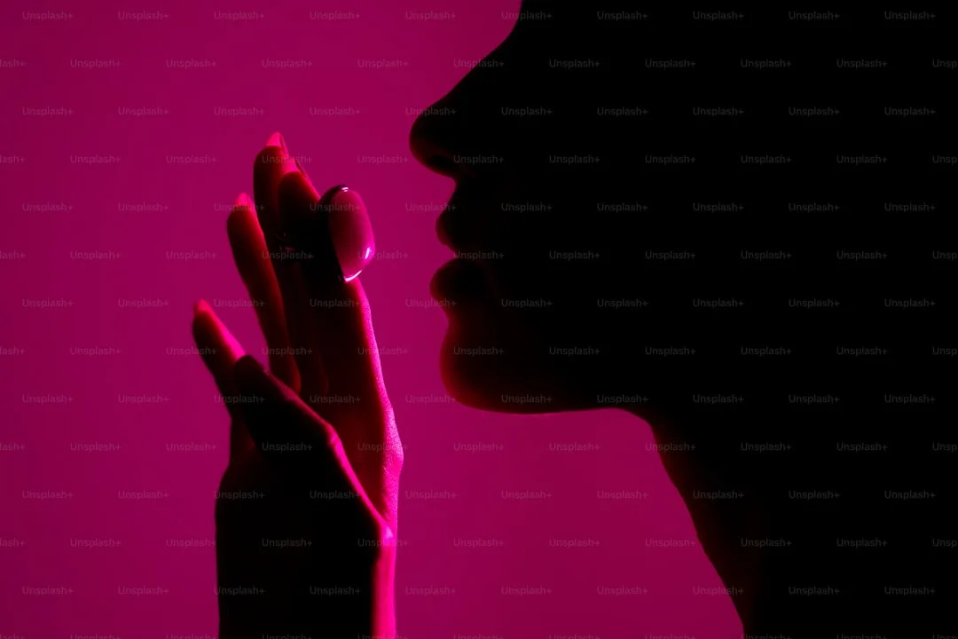 Silhouette d’une personne tenant une bulle