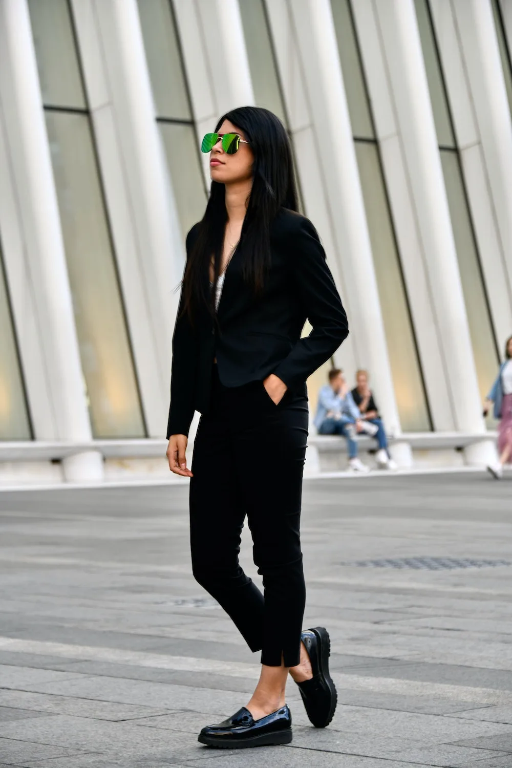 Détail d'une silhouette vêtue de noir, élégante et fonctionnelle, prête pour une soirée.
